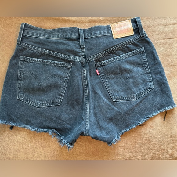 Levi’s 501® ORIGINAL FIT HIGH RISE WOMEN'S SHORTS - Picture 3 of 4